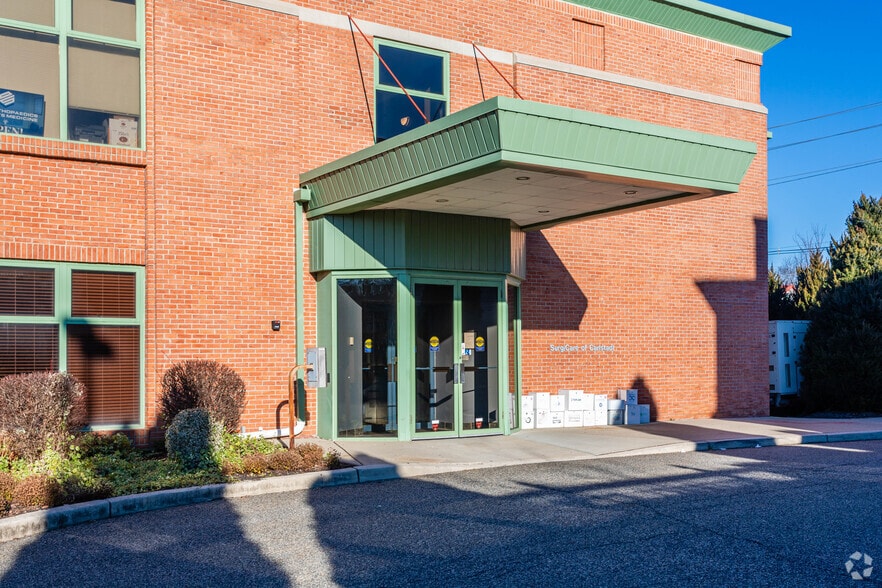 630 Broad St, Carlstadt, NJ for lease - Building Photo - Image 3 of 19