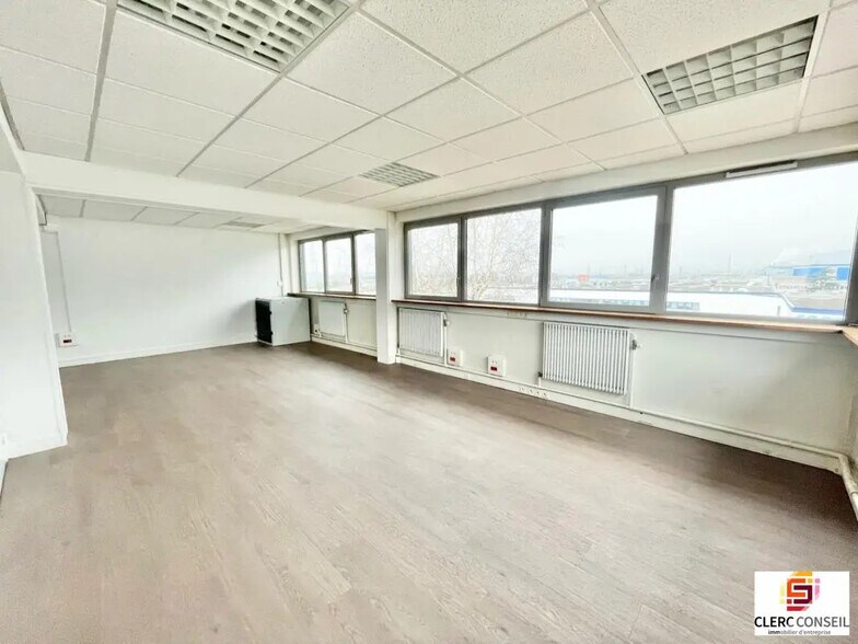 Office in Sotteville-lès-Rouen for lease - Building Photo - Image 1 of 11