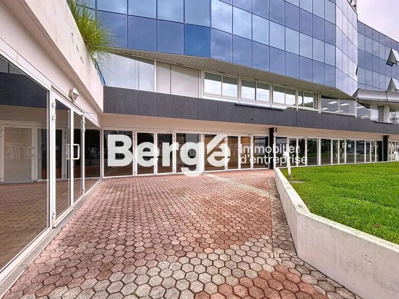 Office in Saint-Laurent-du-Var for lease - Building Photo - Image 1 of 18