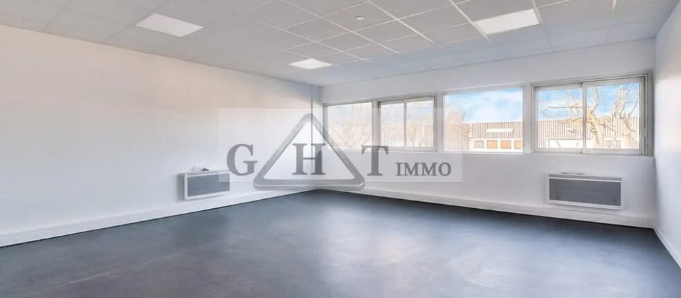 Office in Torcy for lease - Interior Photo - Image 2 of 3
