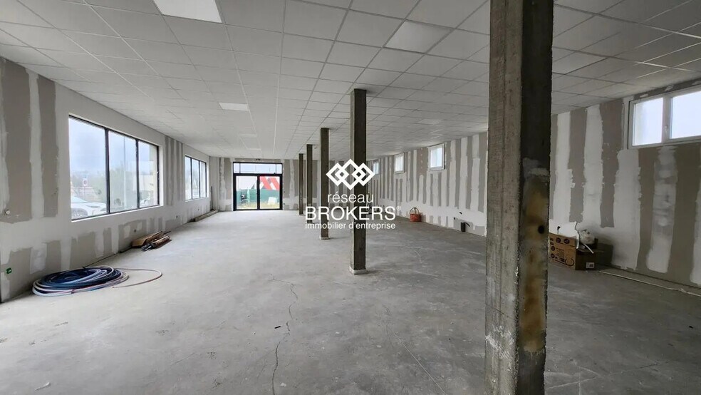 Retail in Fenouillet for lease - Interior Photo - Image 2 of 4