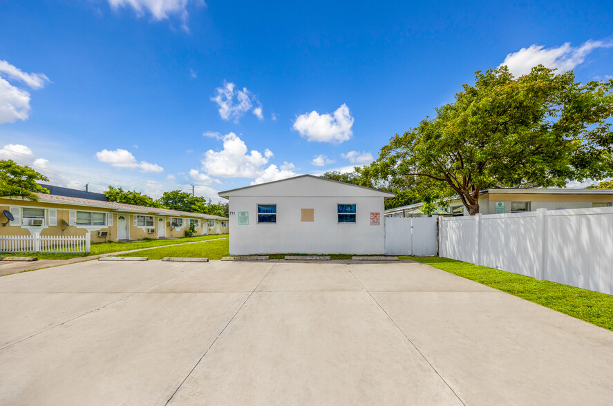 711 SW 10th St, Dania Beach, FL for sale - Building Photo - Image 2 of 12