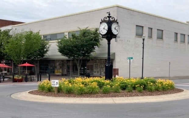 330 Broad St, Kingsport, TN for sale - Building Photo - Image 1 of 1