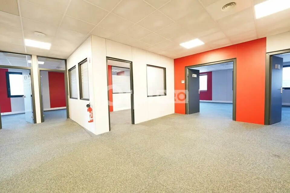 Office in Saint-Genis-Laval for lease Interior Photo- Image 1 of 9