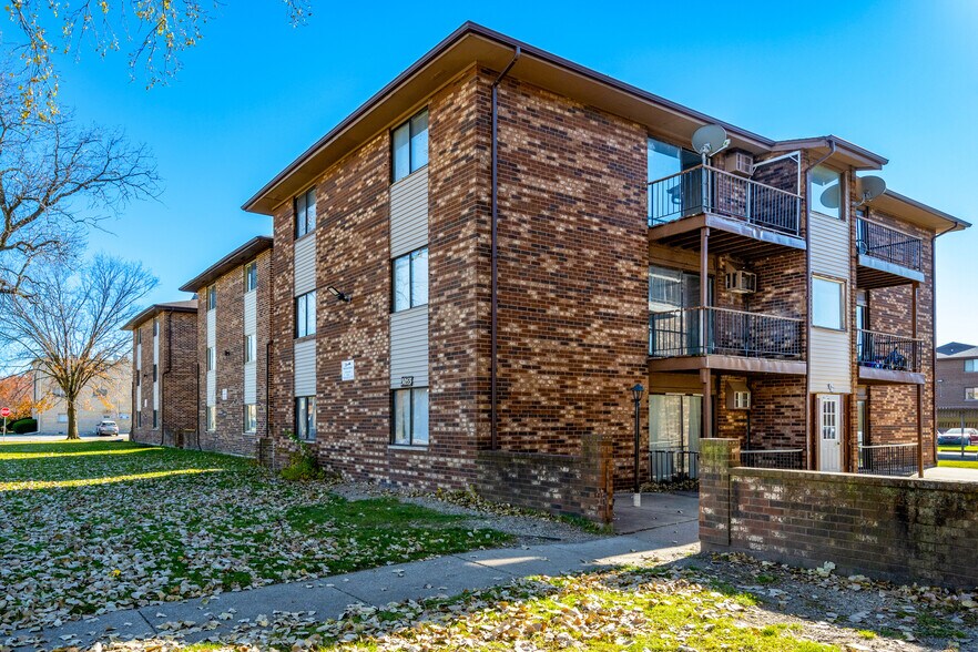 3045-3069 Bernice Rd, Lansing, IL for sale - Primary Photo - Image 1 of 1