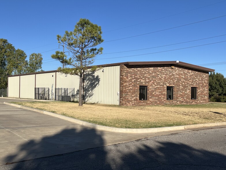 8213 Glade Ave, Oklahoma City, OK for lease - Building Photo - Image 1 of 8