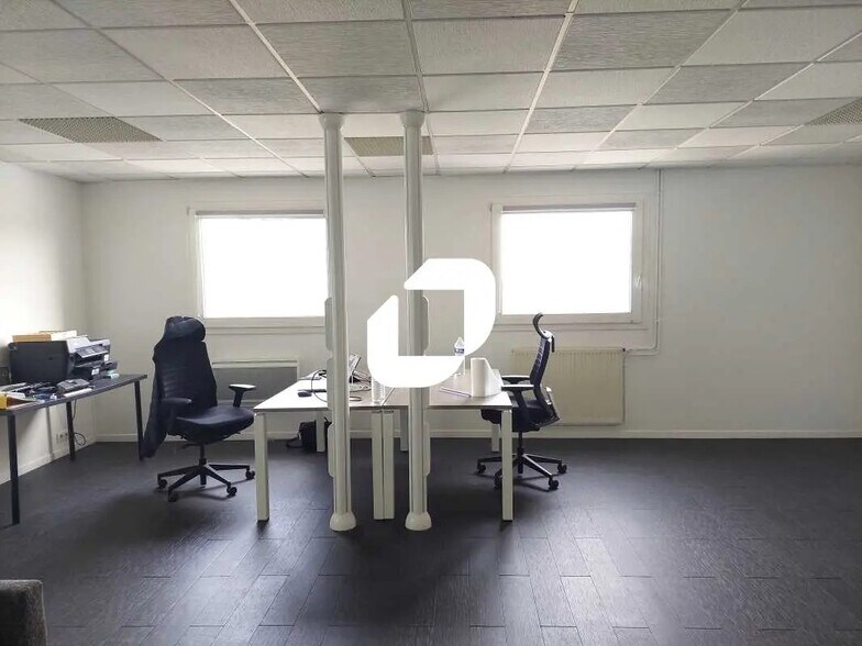 Office in Trappes for sale - Building Photo - Image 2 of 5