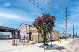 25545-25710 Springbrook Ave, Santa Clarita, CA for lease Building Photo- Image 1 of 3