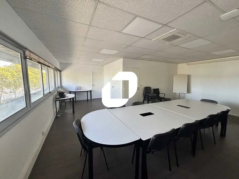 Office in Bordeaux for lease - Interior Photo - Image 1 of 8