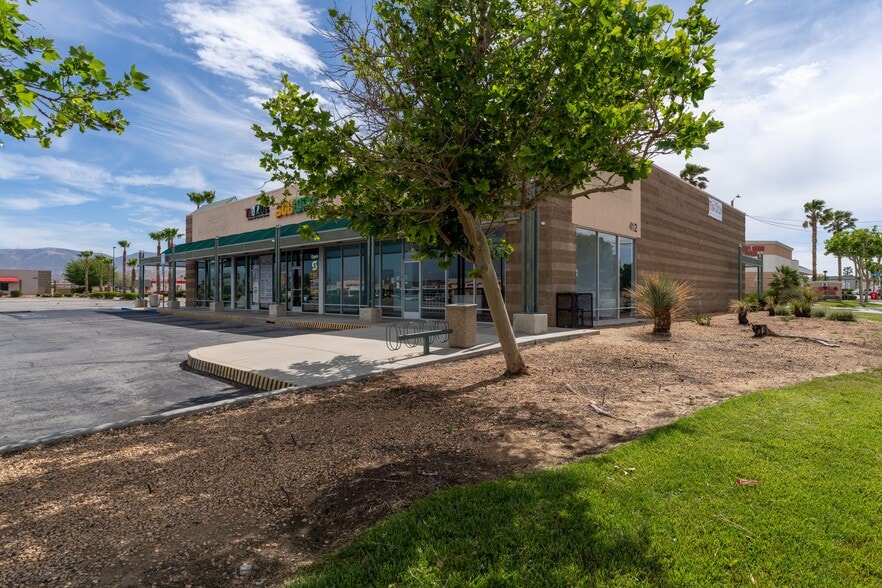 330 W Rancho Vista Blvd, Palmdale, CA for lease - Building Photo - Image 2 of 25