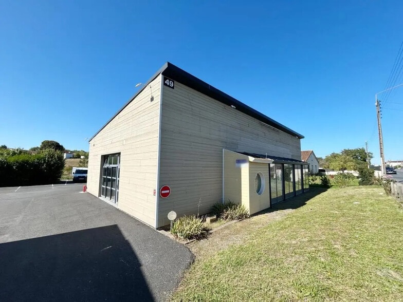 Retail in Chasseneuil-du-Poitou for lease - Building Photo - Image 1 of 8