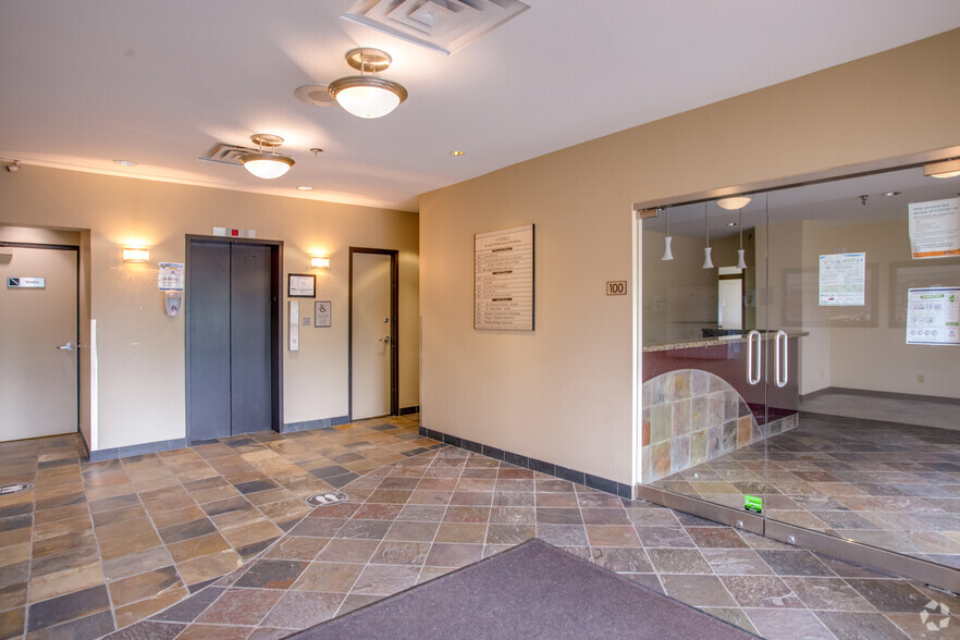 15261 Russel Ave, White Rock, BC for lease - Lobby - Image 2 of 6