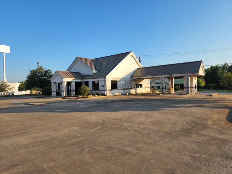 16920 Village Lake Dr, Lindale, TX for lease - Building Photo - Image 1 of 5