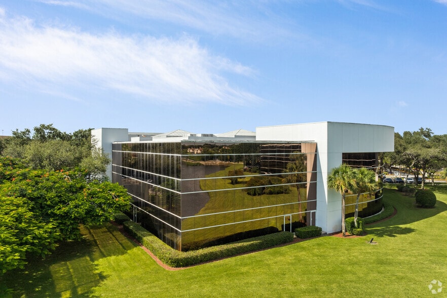 560 Village Blvd, West Palm Beach, FL for lease - Building Photo - Image 2 of 21