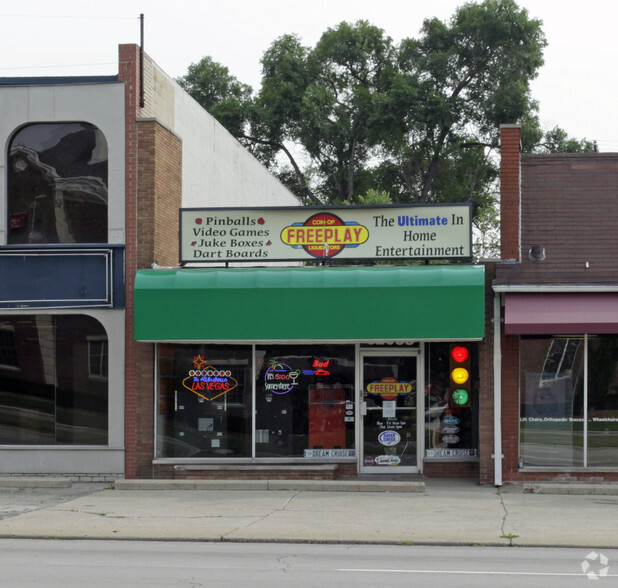 32060-32106 Woodward Avenue Royal Oak Mi portfolio of 3 properties for sale on LoopNet.com - Primary Photo - Image 3 of 8