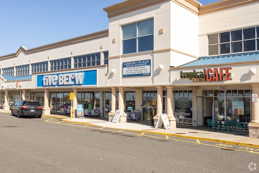 234 Airport Plaza Blvd, Farmingdale, NY for lease - Building Photo - Image 2 of 13