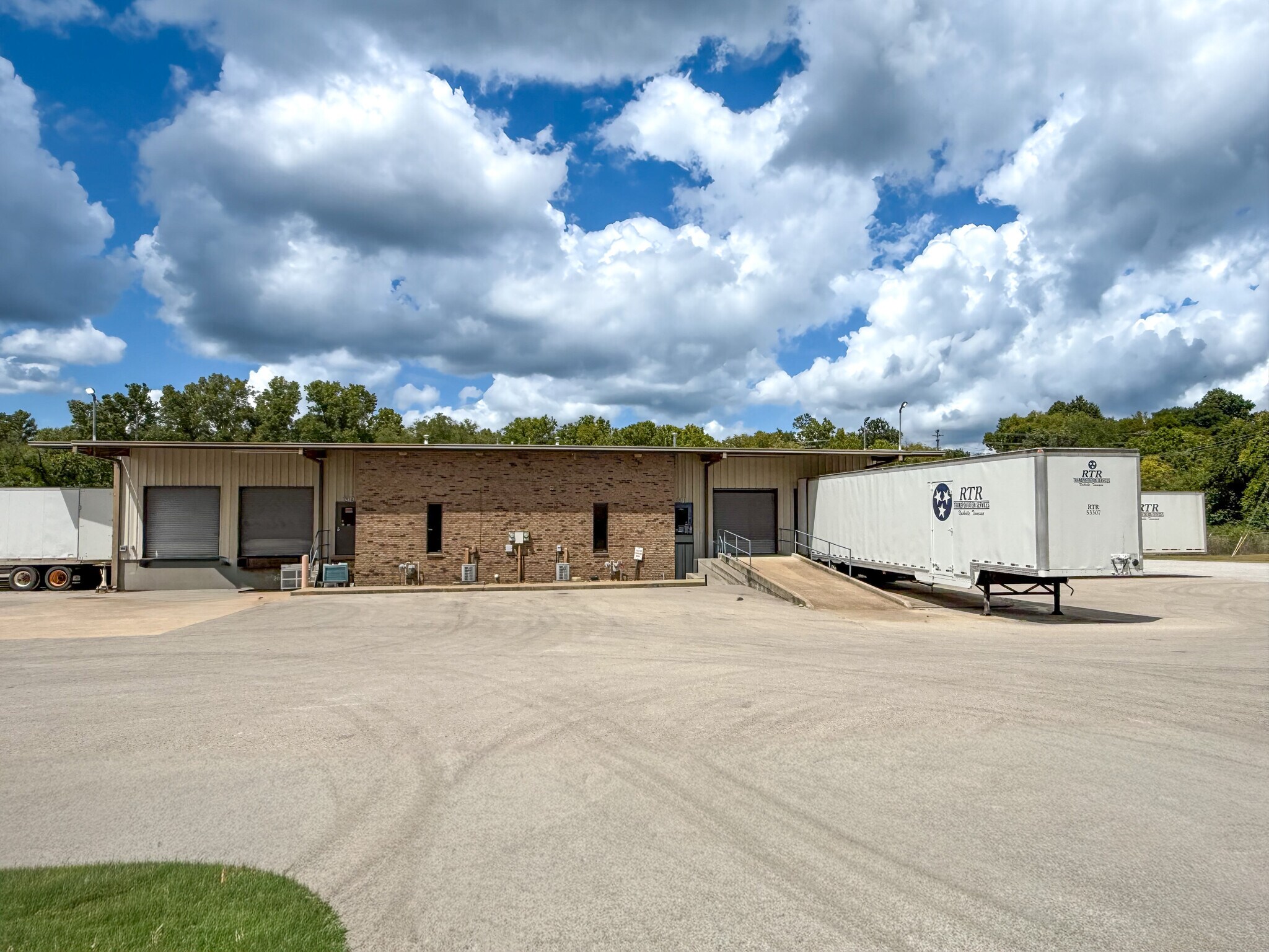 1217 Tradewinds Dr, Columbia, TN for sale Interior Photo- Image 1 of 2