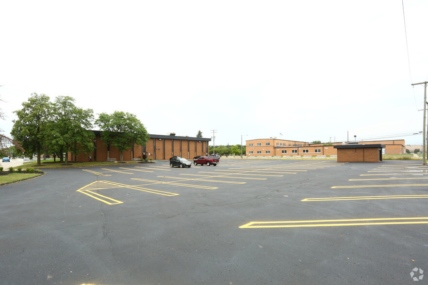 34935 Schoolcraft Rd, Livonia, MI for lease - Building Photo - Image 2 of 4