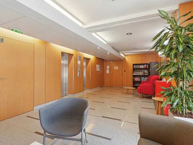 137-139 Rue De L'Universite, Paris for lease - Lobby - Image 2 of 12