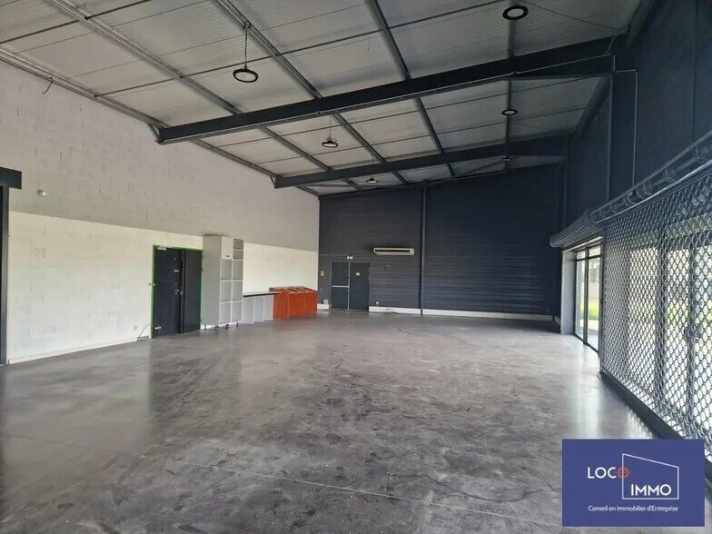 Retail in Saint-Pardoux-du-Breuil for lease - Interior Photo - Image 2 of 4