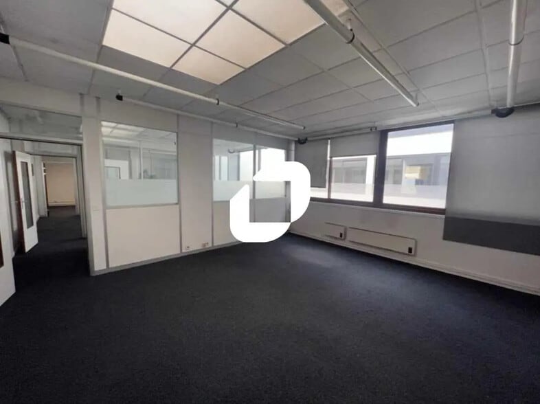 Office in La Madeleine for lease - Interior Photo - Image 2 of 15