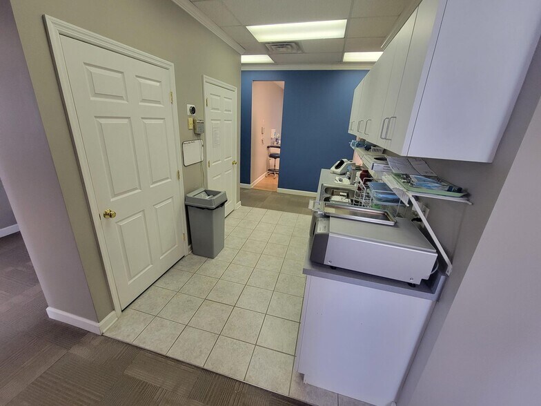 9203 Lee Hwy, Ooltewah, TN 37363 Wolftever/Food City Plaza