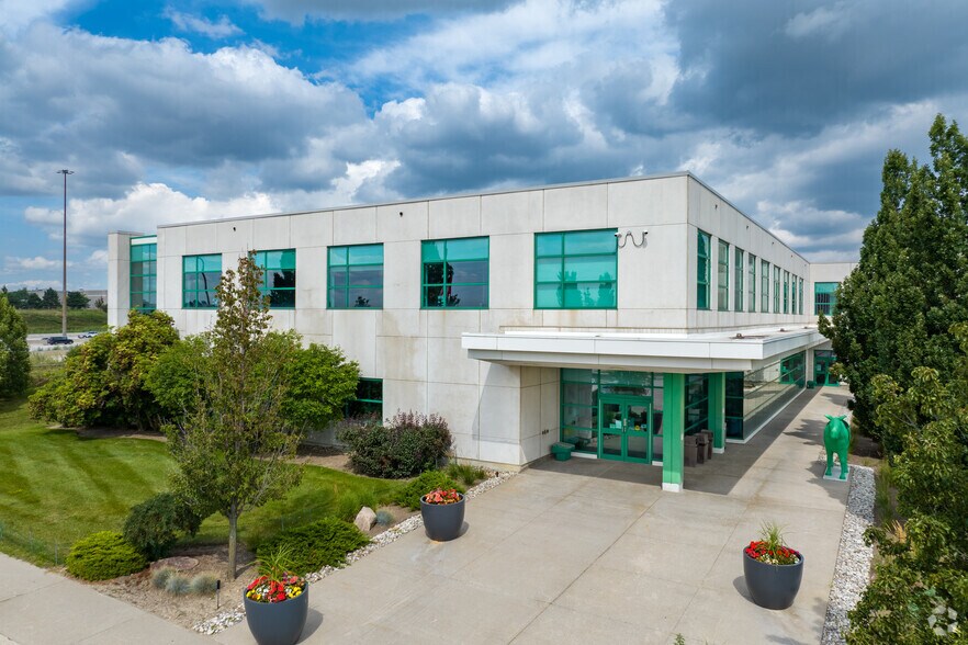 200 Aviva Park Dr, Vaughan, ON for lease - Building Photo - Image 2 of 5