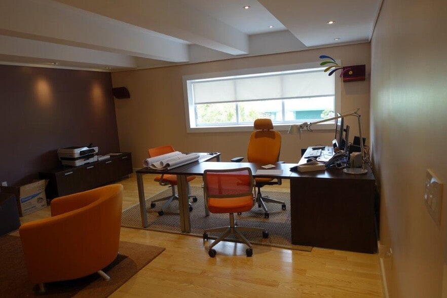 6130 NE 4th Ct, Miami, FL for sale - Interior Photo - Image 3 of 30