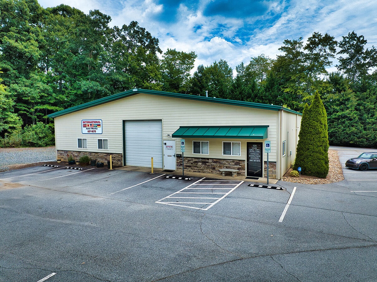 124 Underwood Rd, Fletcher, NC 28732