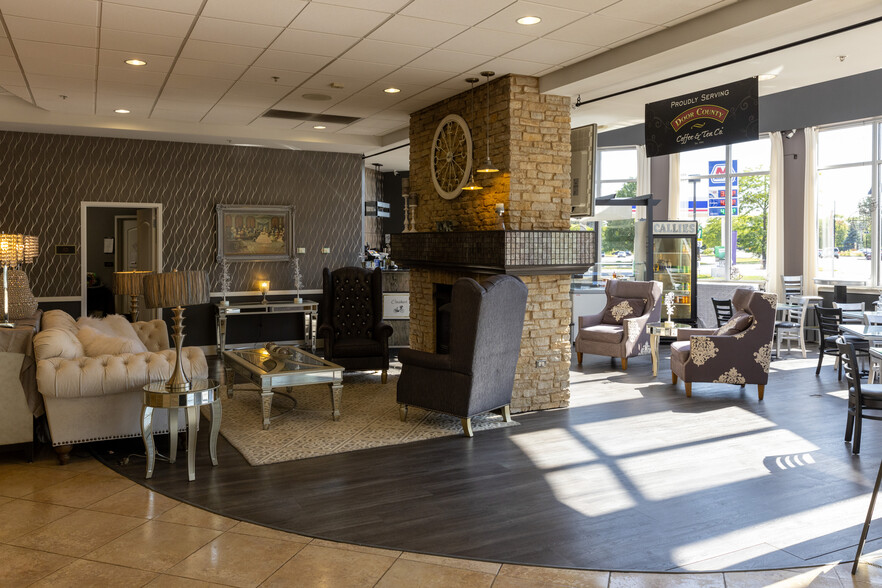 2723 Sheridan Rd, Zion, IL for lease - Lobby - Image 3 of 11