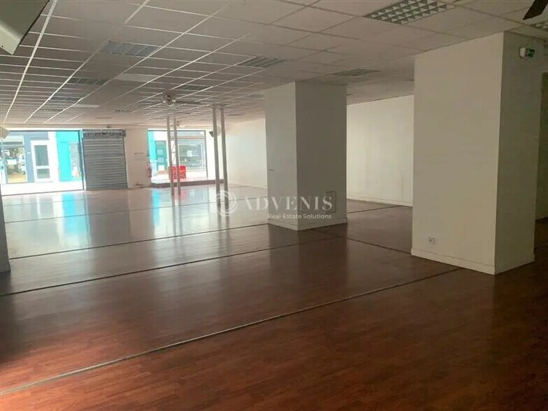 Retail in Vendôme for lease - Interior Photo - Image 2 of 5