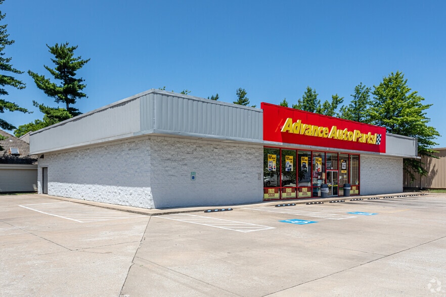 100 N Thompson St, Springdale, AR for lease - Primary Photo - Image 1 of 11