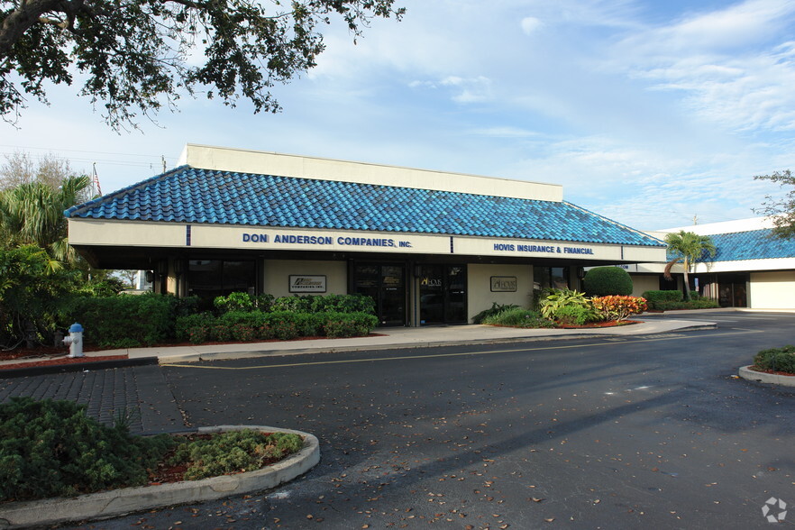 907-943 SE Central Pky, Stuart, FL for sale - Building Photo - Image 1 of 77