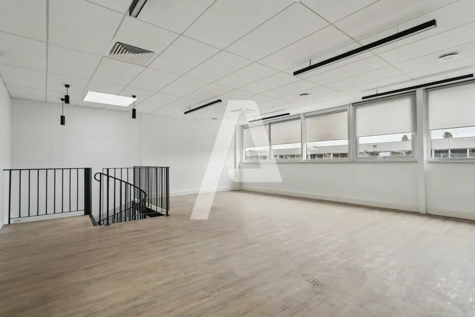 Location Entrepôt 528 m² - Photo 1
