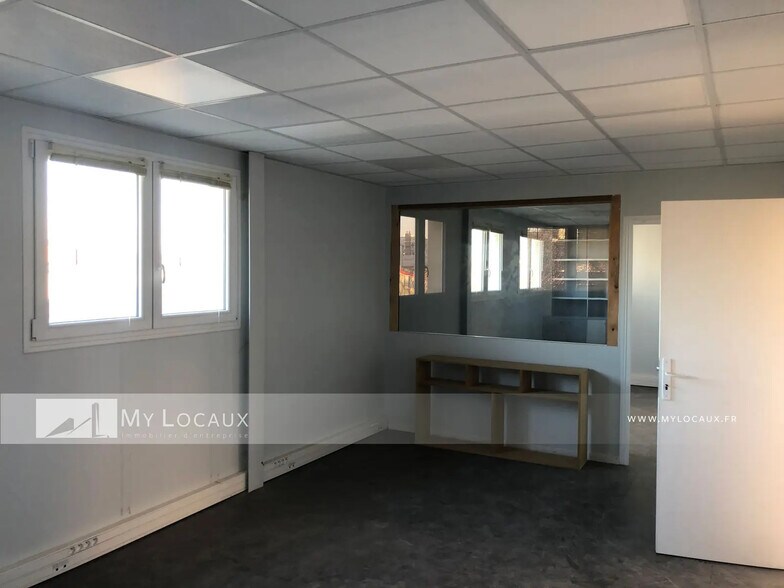 Industrial in Stains for lease - Interior Photo - Image 3 of 4