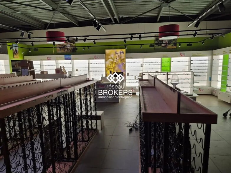 Retail in Istres for lease - Interior Photo - Image 3 of 8