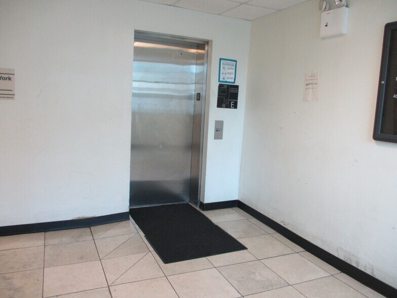 400 Liberty Ave, Brooklyn, NY for lease - Lobby - Image 2 of 9