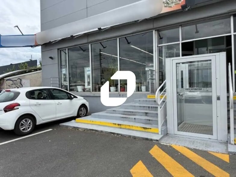 Retail in Pierrelaye for lease - Building Photo - Image 1 of 9