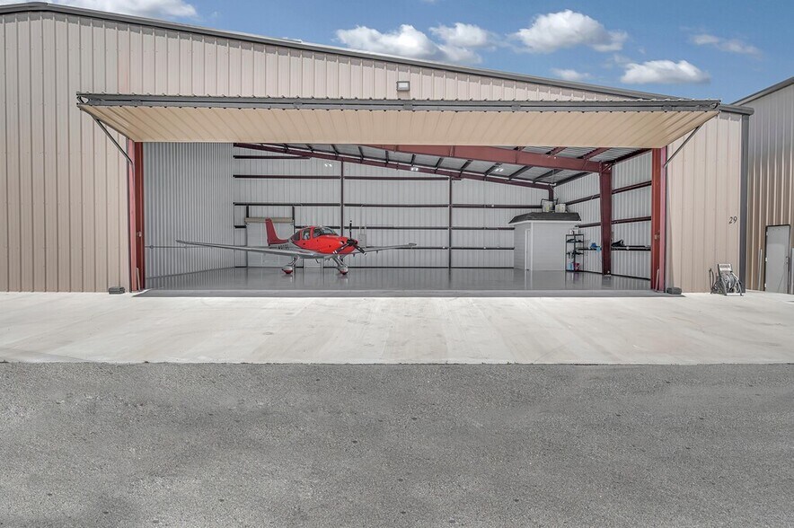 27474 US-84 Hangar 29, Mcgregor, TX for sale - Primary Photo - Image 1 of 1