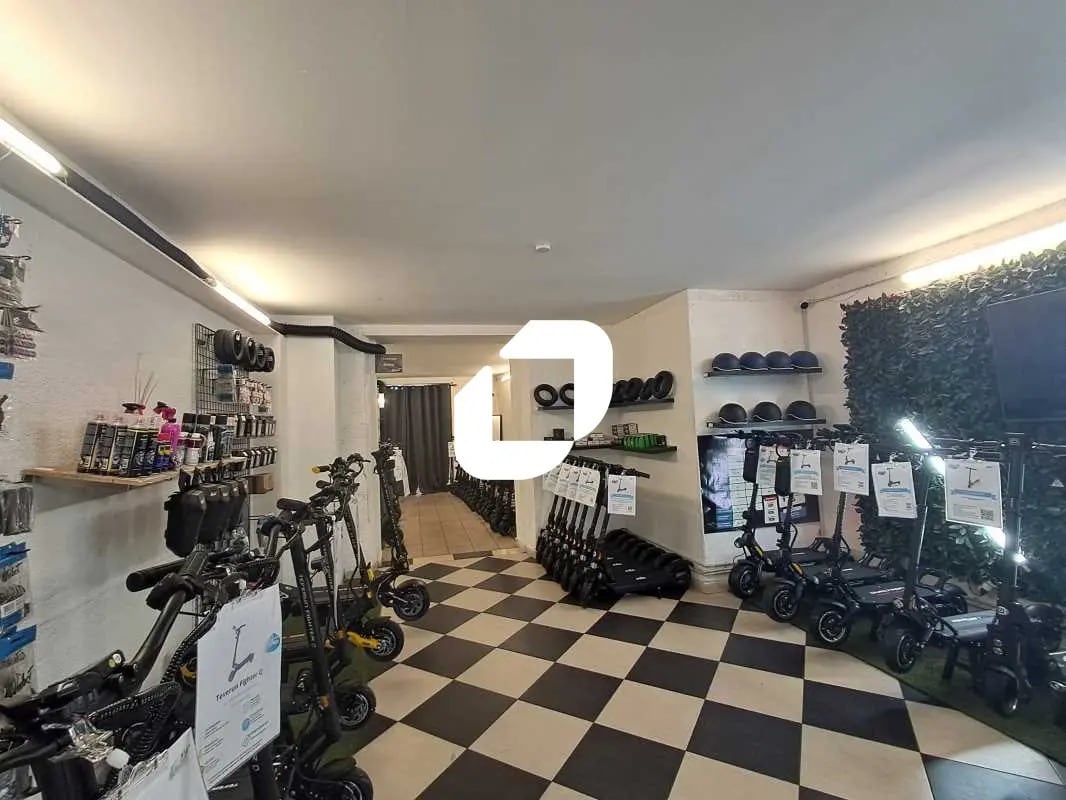 Retail in Bordeaux for lease Building Photo- Image 1 of 8