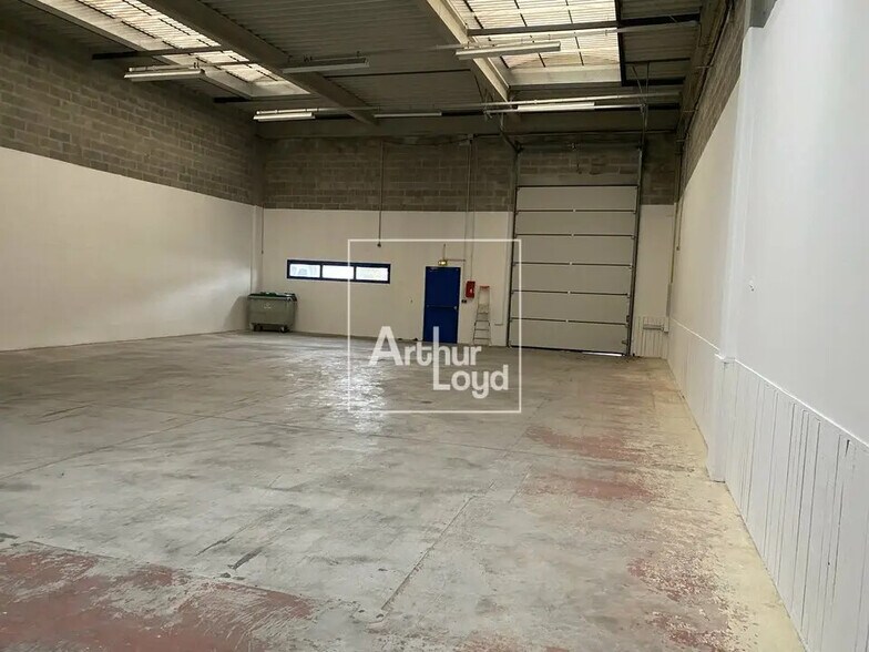 Flex in Lieusaint for lease - Interior Photo - Image 2 of 3