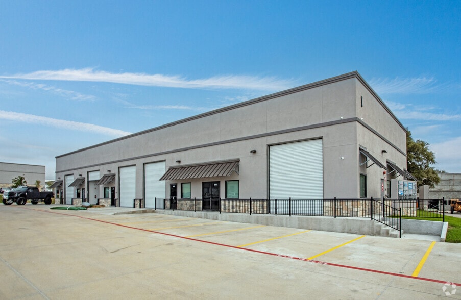 10921 E Crystal Falls Pkwy, Leander, TX for lease - Primary Photo - Image 3 of 9