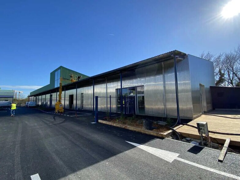 Flex in Le Bouscat for sale - Building Photo - Image 2 of 9