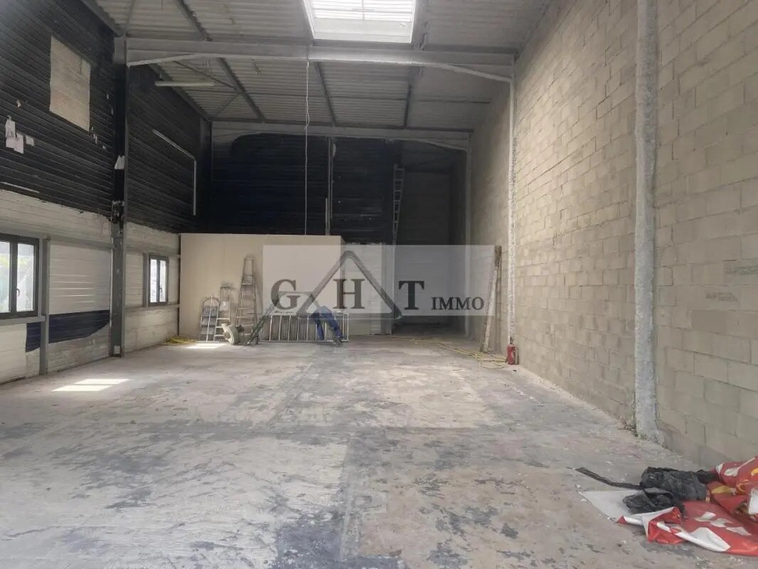 Retail in Villecresnes for lease Interior Photo- Image 1 of 2