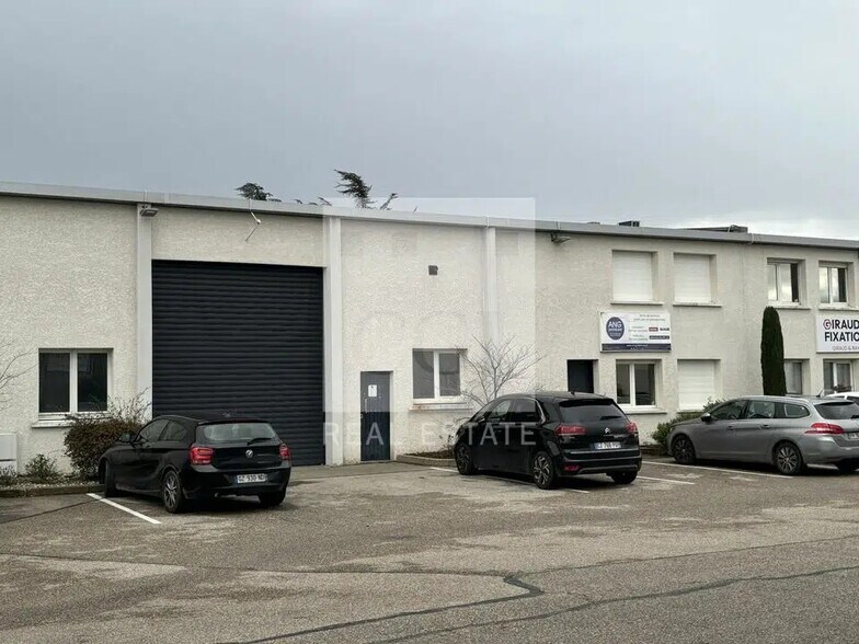 Flex in Décines-Charpieu for lease - Building Photo - Image 1 of 117