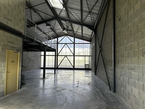 24 Rue Marius Grosso, Vaulx-en-Velin for lease Interior Photo- Image 2 of 5