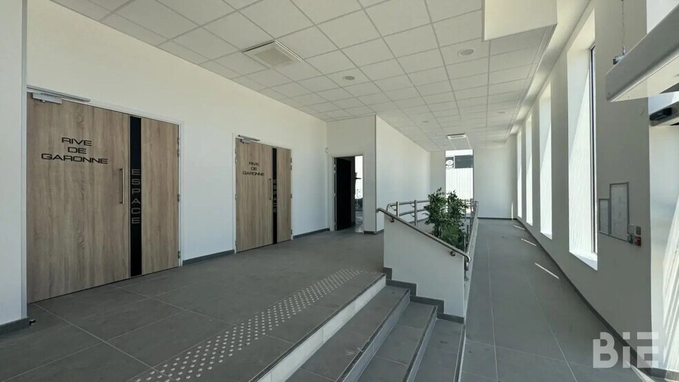 Office in Bordeaux for lease - Building Photo - Image 2 of 15