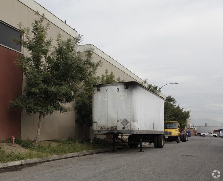 2764 S Vista Ave, Rialto, CA for lease - Building Photo - Image 2 of 3
