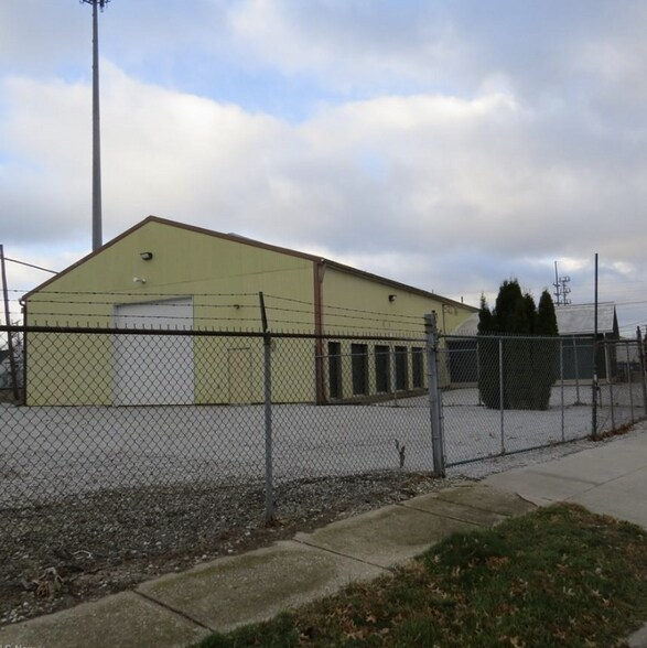 1228 W 15th St, Lorain, OH for lease - Building Photo - Image 1 of 17