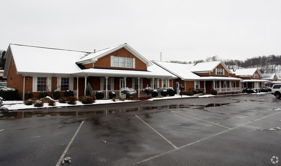 4 Chateau Ln, Barboursville, WV for sale - Building Photo - Image 3 of 30